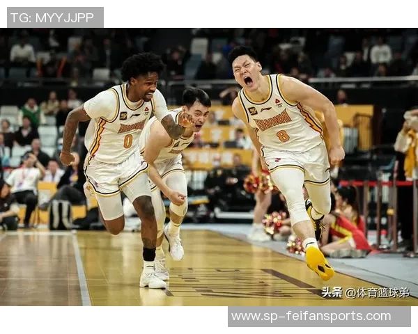 CBA裁判再度登上热搜榜抢五大战吹罚成败笔——背后隐藏的篮球“风云”与裁判艺术 CBA裁判再度登上热搜榜抢五大战吹罚成败笔——背后隐藏的篮球“风云”与裁判艺术