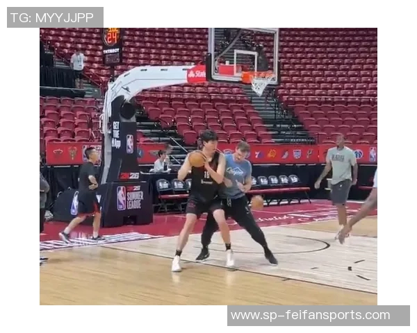 杨瀚森领唱中文生日歌,开拓者队内欢乐庆生的精彩瞬间 杨瀚森领唱中文生日歌,开拓者队内欢乐庆生的精彩瞬间